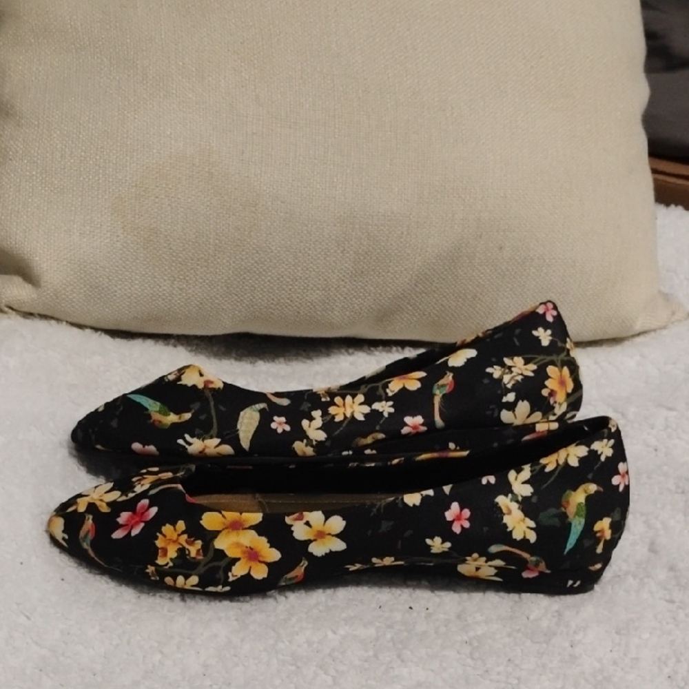 Soft Style Hush Puppies Floral Black Flats